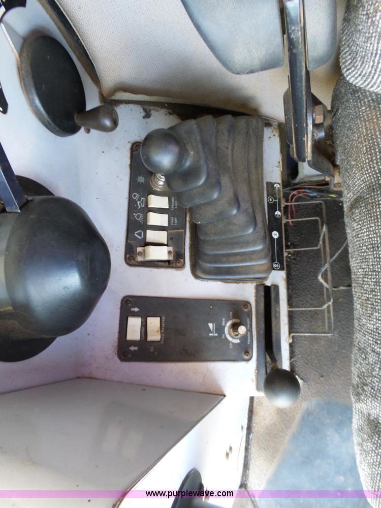 image for item L5832 1991 Gleaner R70 RWA combine