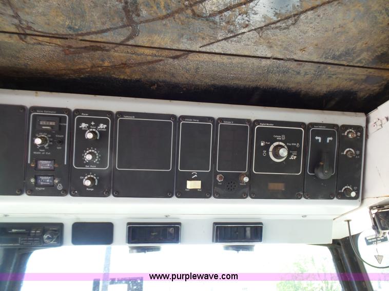 image for item L5832 1991 Gleaner R70 RWA combine