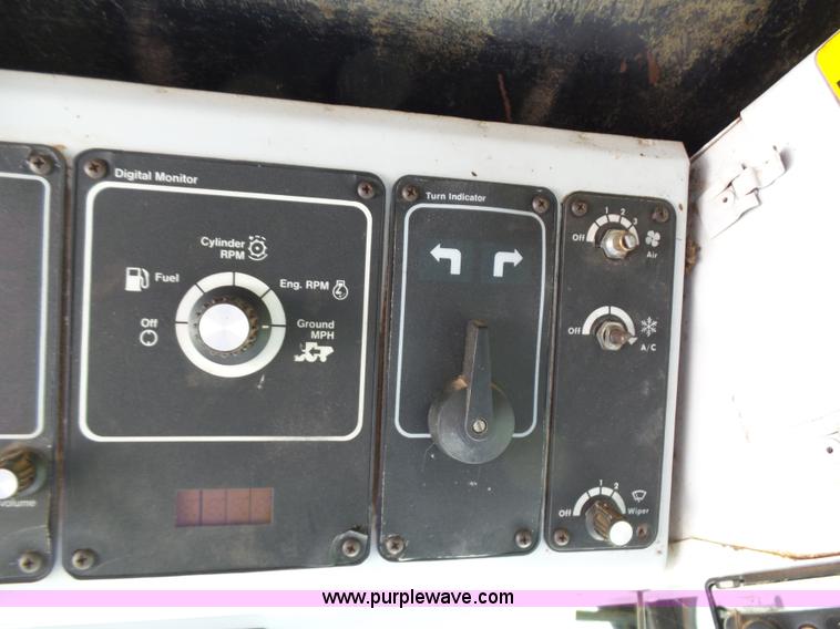 image for item L5832 1991 Gleaner R70 RWA combine