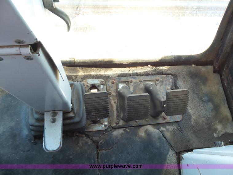 image for item L5832 1991 Gleaner R70 RWA combine