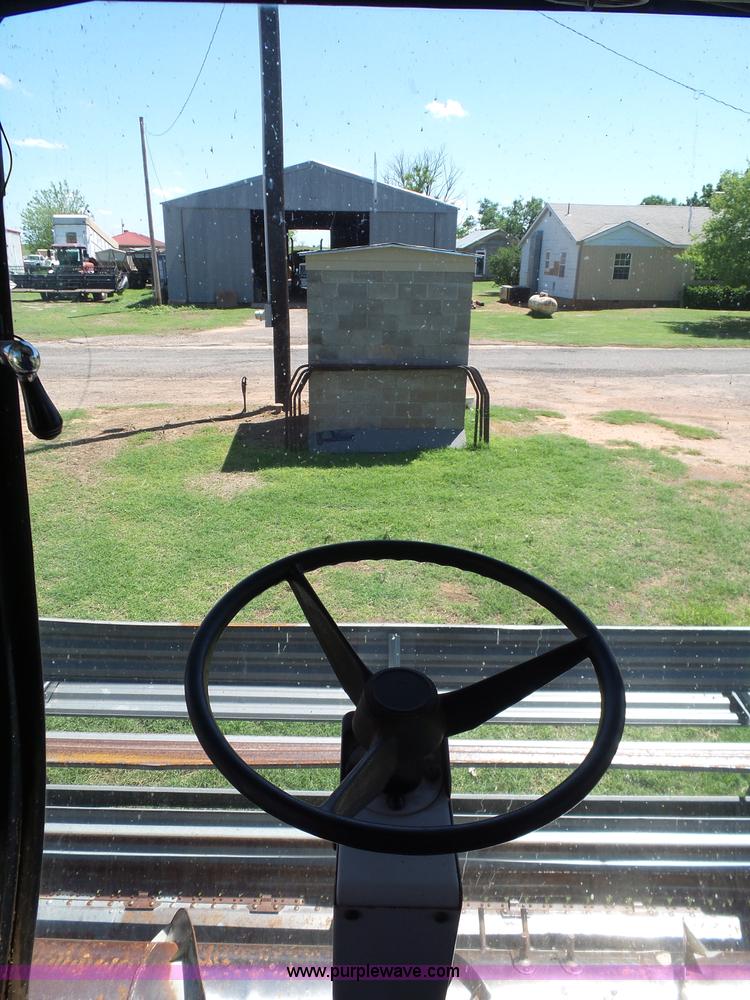 image for item L5832 1991 Gleaner R70 RWA combine