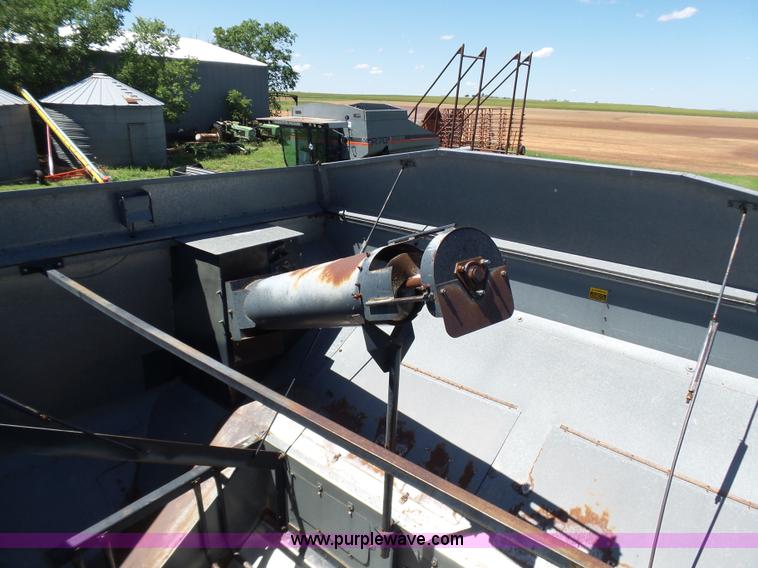 image for item L5832 1991 Gleaner R70 RWA combine