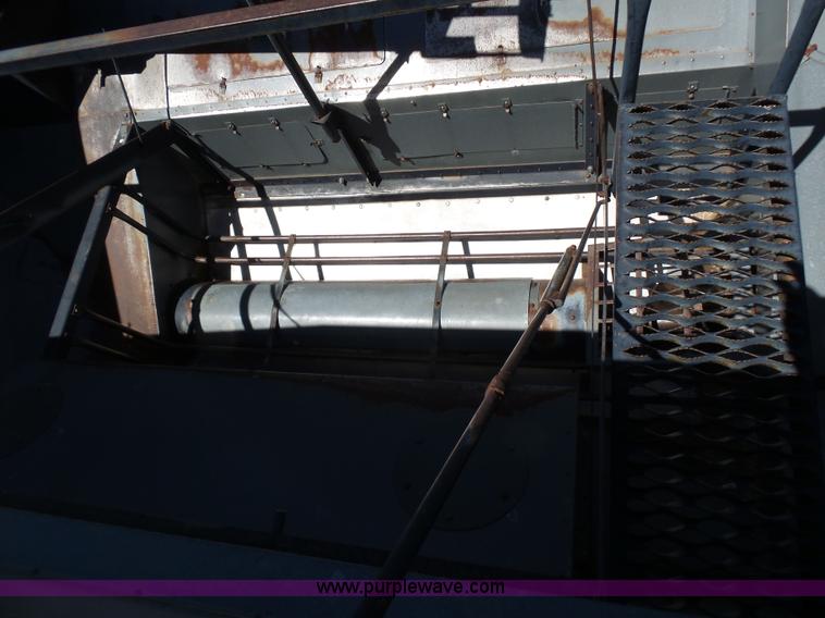 image for item L5832 1991 Gleaner R70 RWA combine