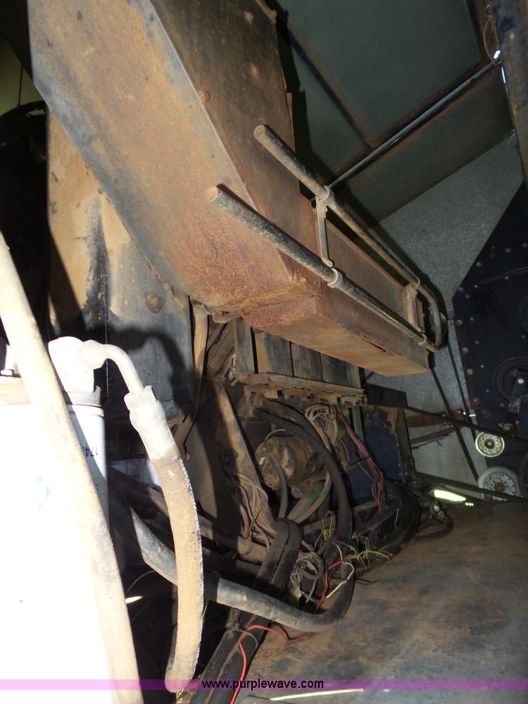 image for item L5832 1991 Gleaner R70 RWA combine