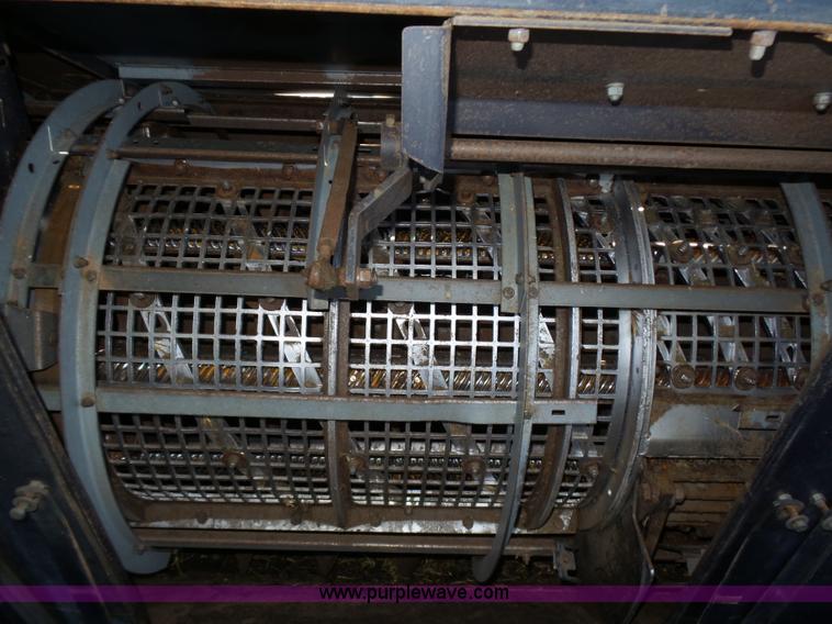 image for item L5832 1991 Gleaner R70 RWA combine