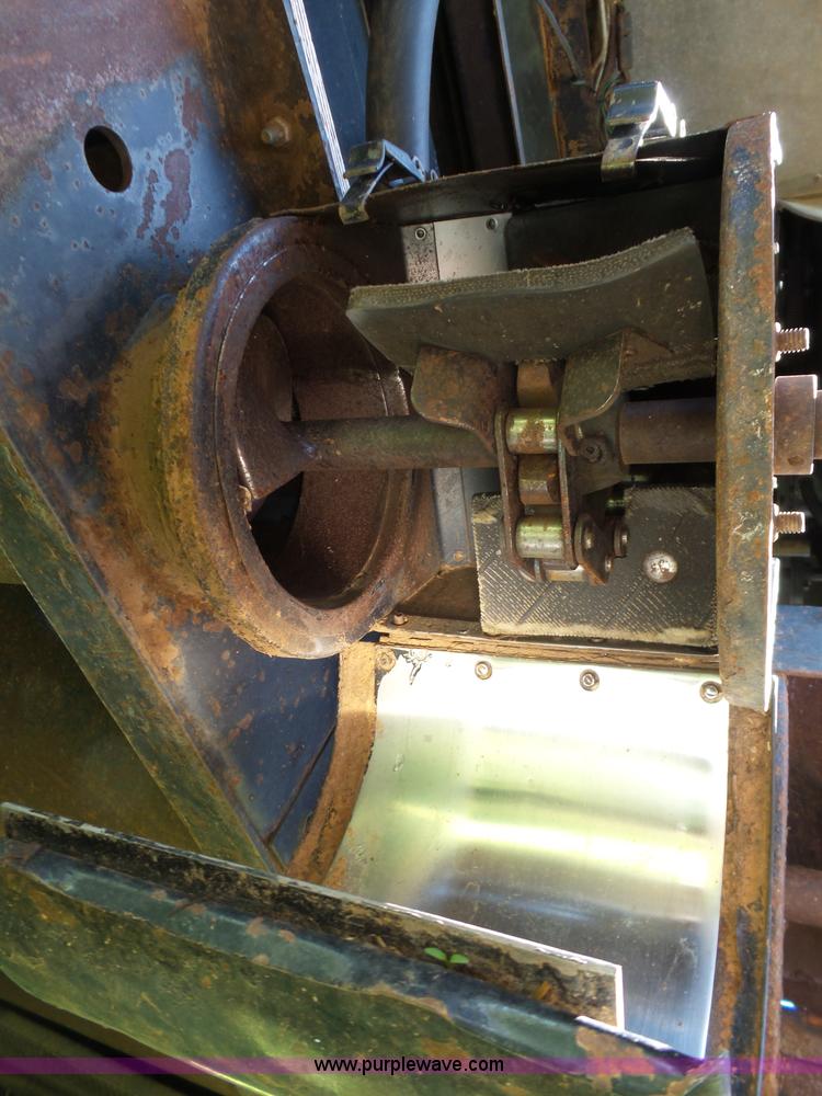 image for item L5832 1991 Gleaner R70 RWA combine