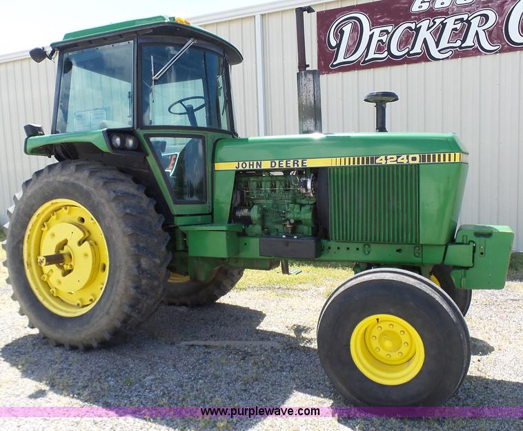 image for item L7021 1980 John Deere 4240 tractor
