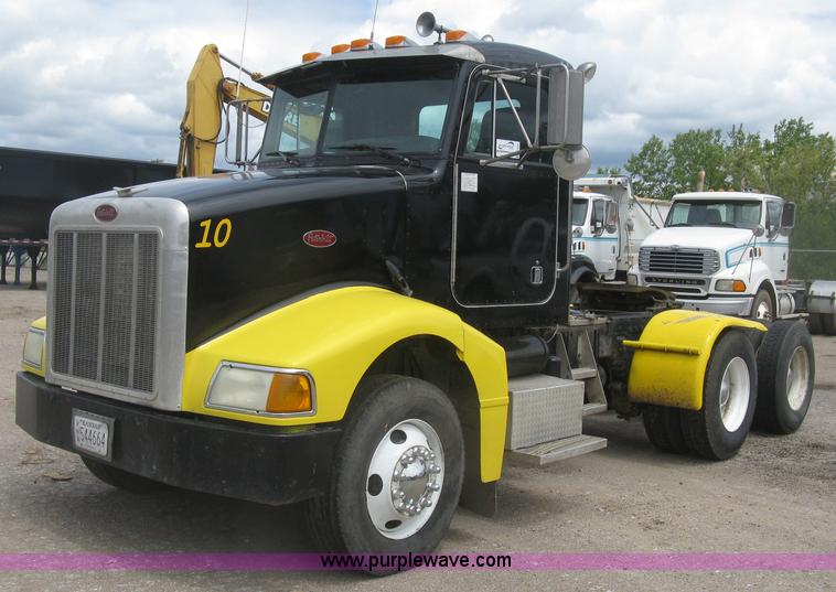 image for item J2806 2002 Peterbilt 385 semi truck