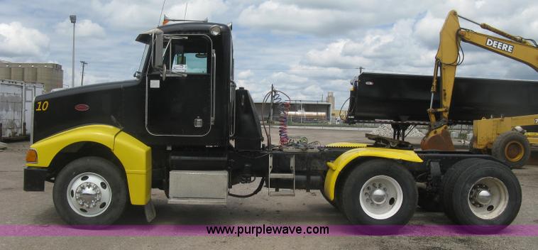 image for item J2806 2002 Peterbilt 385 semi truck
