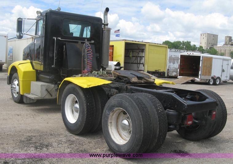 image for item J2806 2002 Peterbilt 385 semi truck