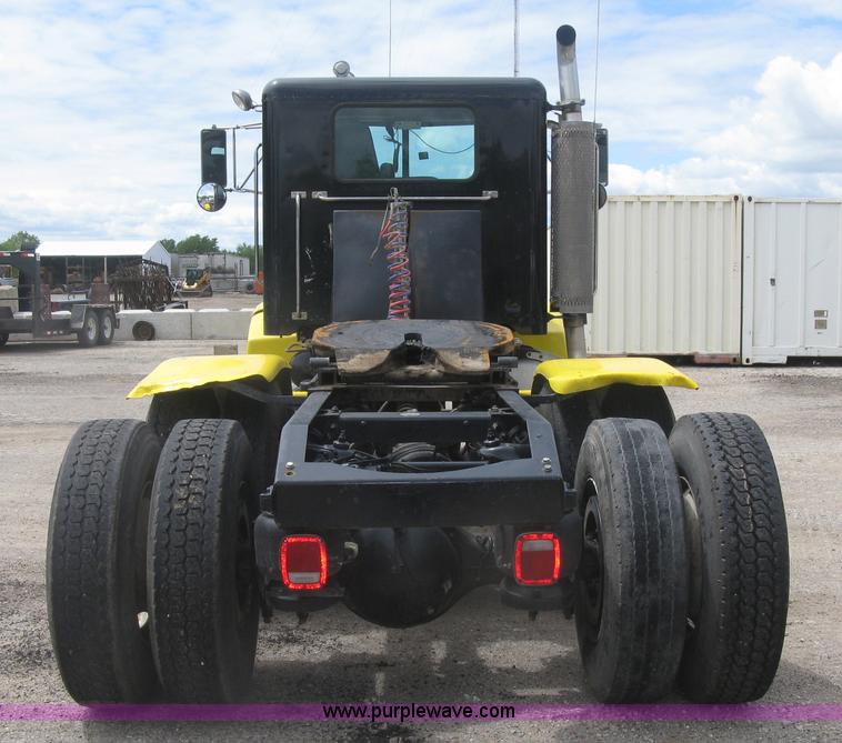 image for item J2806 2002 Peterbilt 385 semi truck