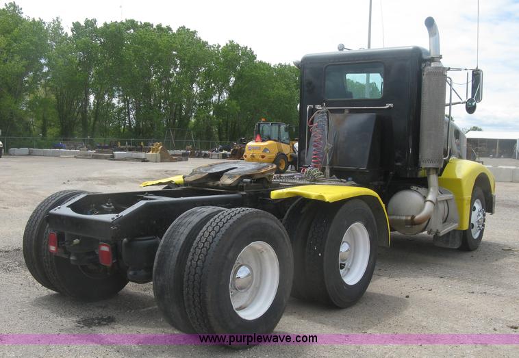 image for item J2806 2002 Peterbilt 385 semi truck