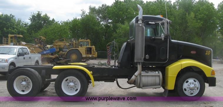 image for item J2806 2002 Peterbilt 385 semi truck