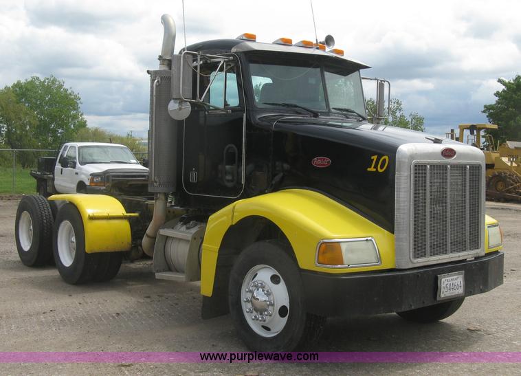 image for item J2806 2002 Peterbilt 385 semi truck