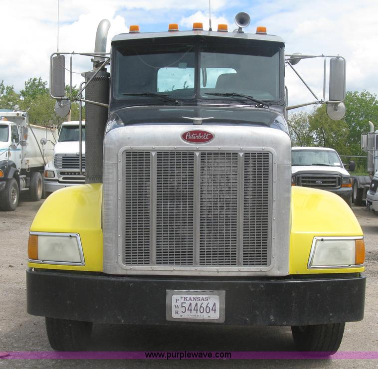 image for item J2806 2002 Peterbilt 385 semi truck