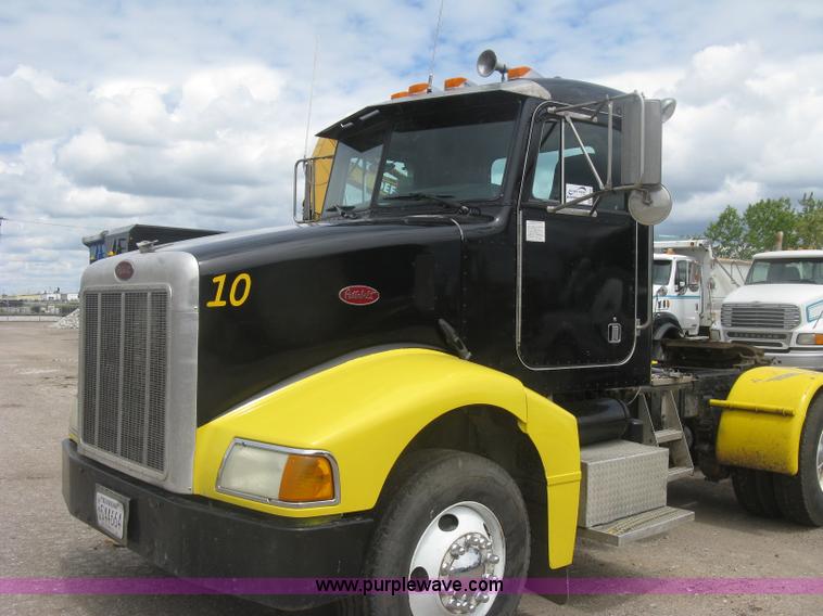 image for item J2806 2002 Peterbilt 385 semi truck