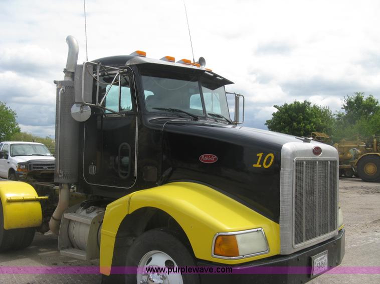 image for item J2806 2002 Peterbilt 385 semi truck