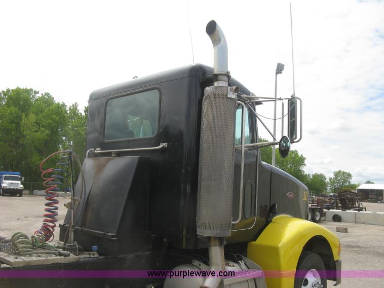 image for item J2806 2002 Peterbilt 385 semi truck