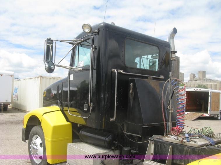 image for item J2806 2002 Peterbilt 385 semi truck