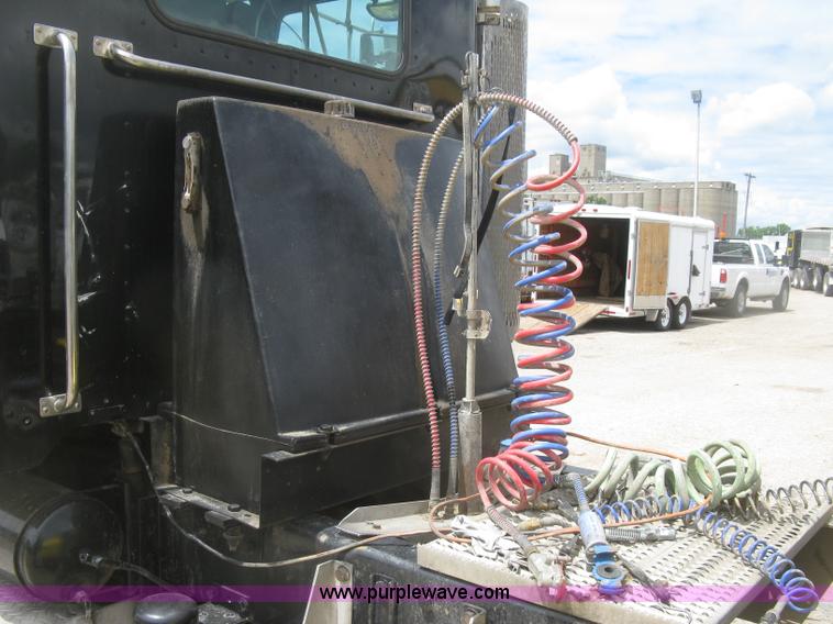 image for item J2806 2002 Peterbilt 385 semi truck