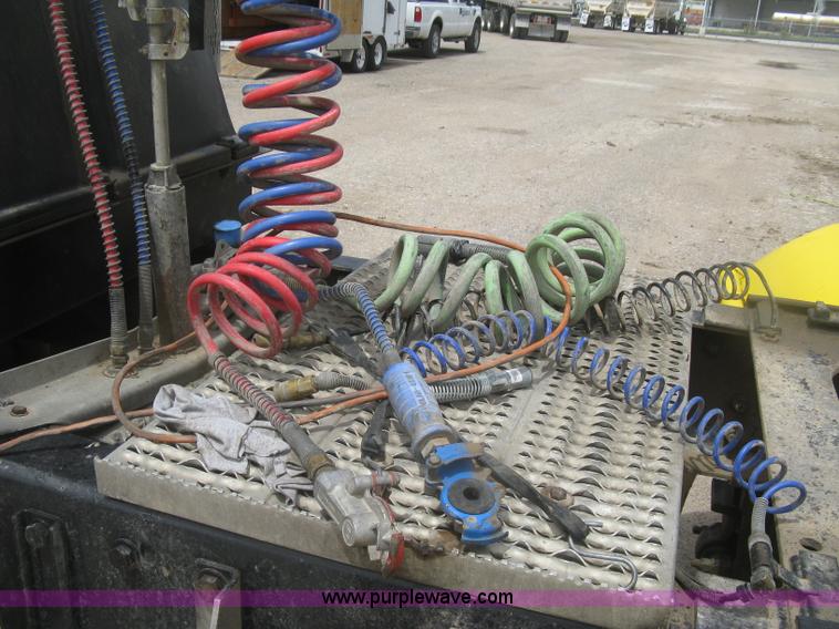 image for item J2806 2002 Peterbilt 385 semi truck