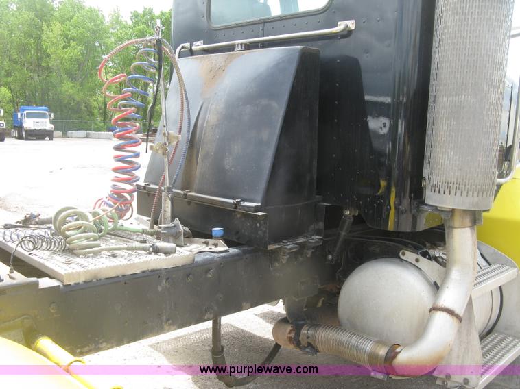 image for item J2806 2002 Peterbilt 385 semi truck