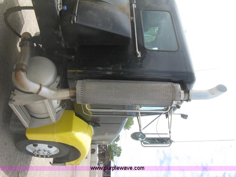 image for item J2806 2002 Peterbilt 385 semi truck