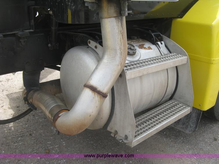 image for item J2806 2002 Peterbilt 385 semi truck