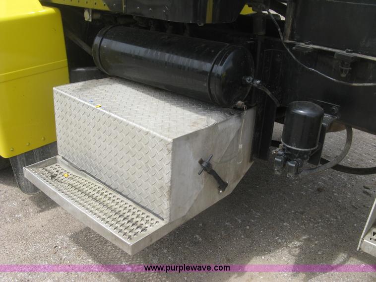 image for item J2806 2002 Peterbilt 385 semi truck