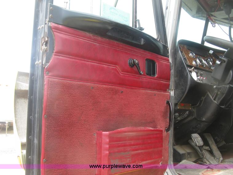 image for item J2806 2002 Peterbilt 385 semi truck