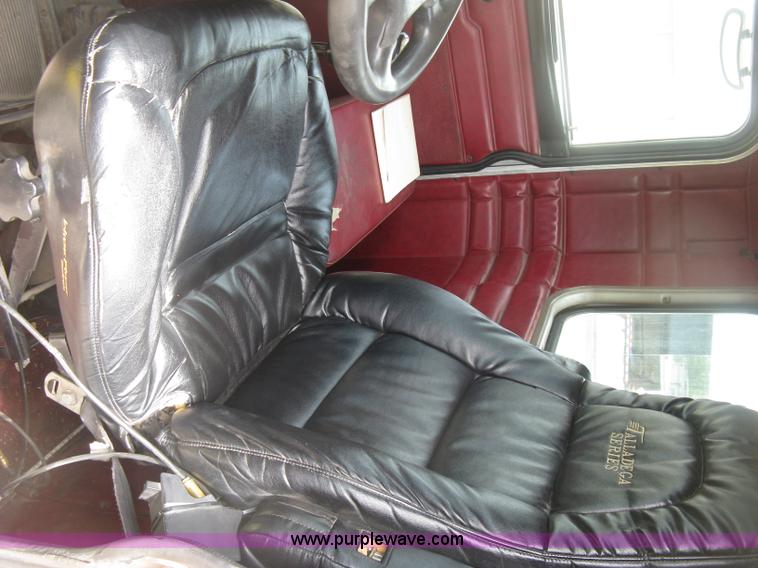 image for item J2806 2002 Peterbilt 385 semi truck