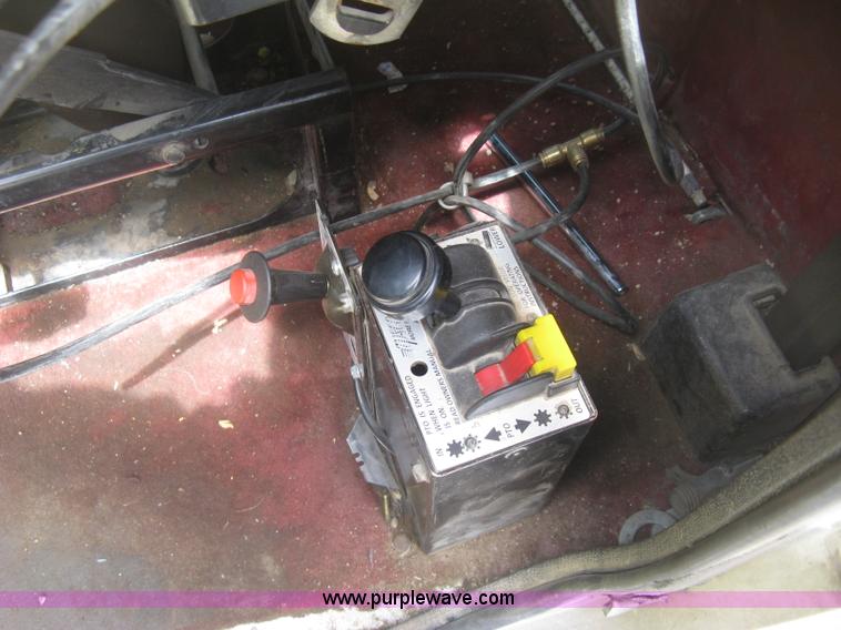 image for item J2806 2002 Peterbilt 385 semi truck