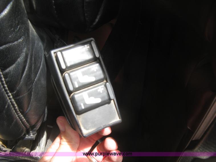 image for item J2806 2002 Peterbilt 385 semi truck