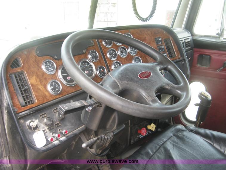 image for item J2806 2002 Peterbilt 385 semi truck
