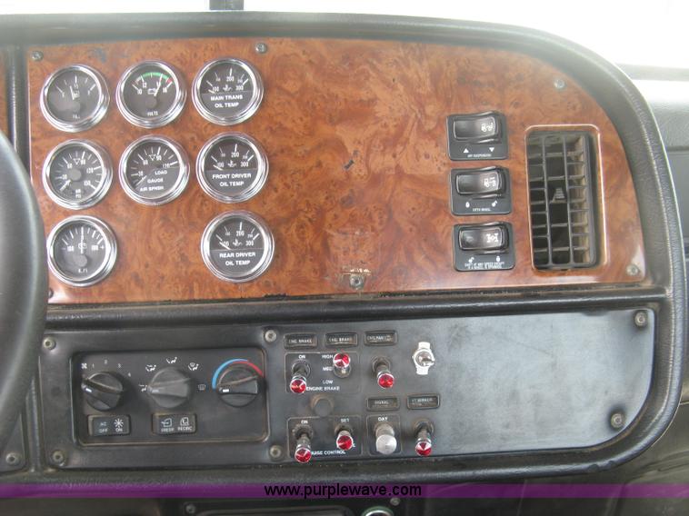 image for item J2806 2002 Peterbilt 385 semi truck