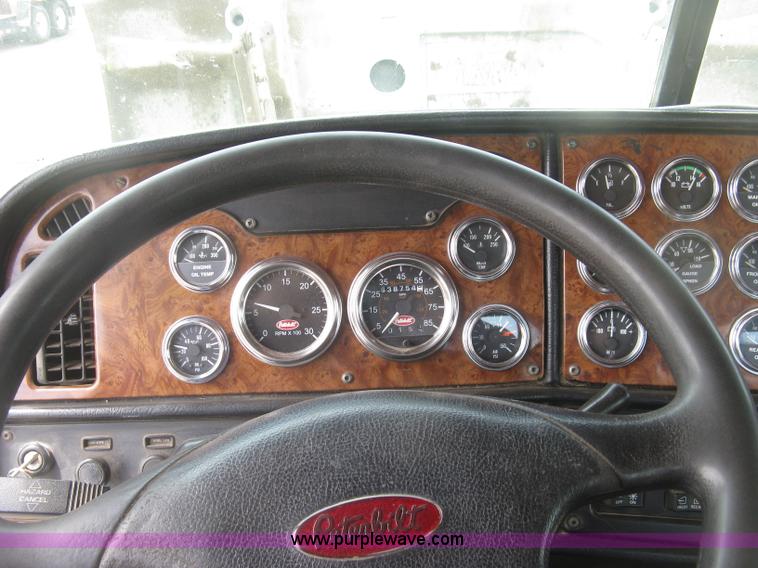 image for item J2806 2002 Peterbilt 385 semi truck