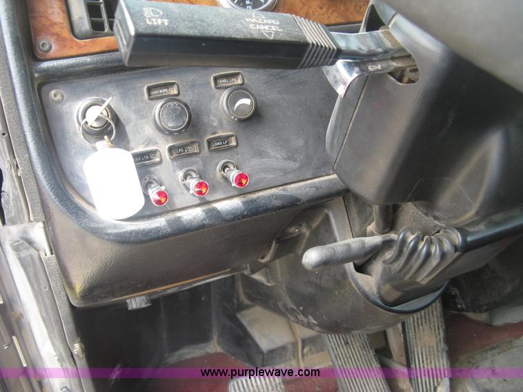 image for item J2806 2002 Peterbilt 385 semi truck