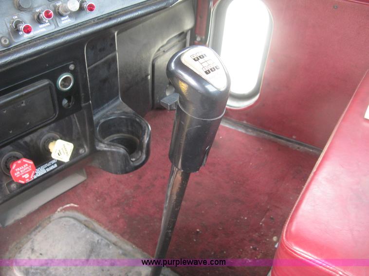 image for item J2806 2002 Peterbilt 385 semi truck