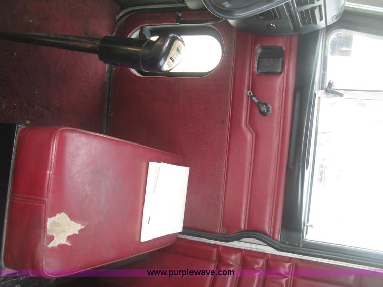 image for item J2806 2002 Peterbilt 385 semi truck