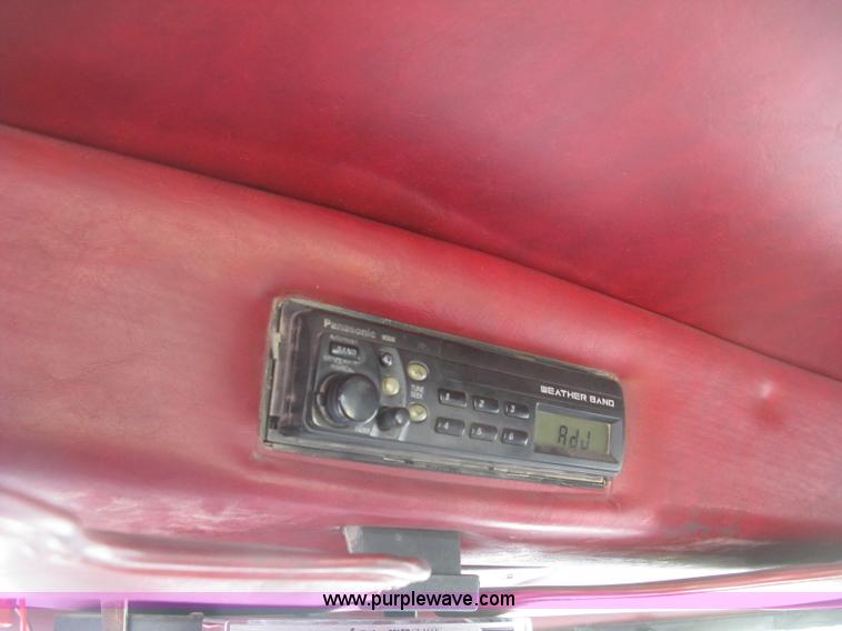 image for item J2806 2002 Peterbilt 385 semi truck