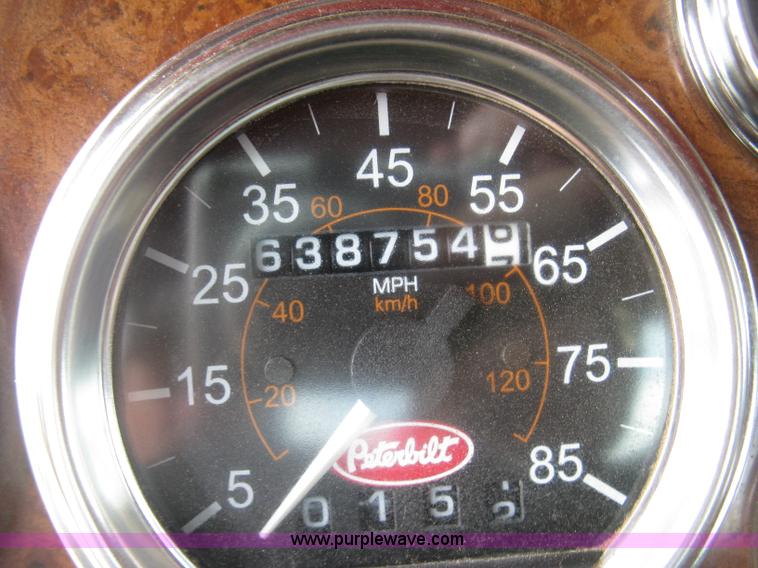 image for item J2806 2002 Peterbilt 385 semi truck