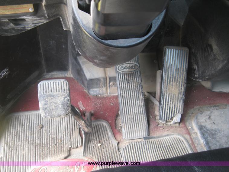 image for item J2806 2002 Peterbilt 385 semi truck