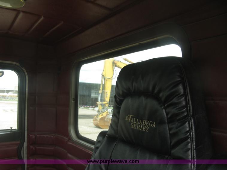 image for item J2806 2002 Peterbilt 385 semi truck