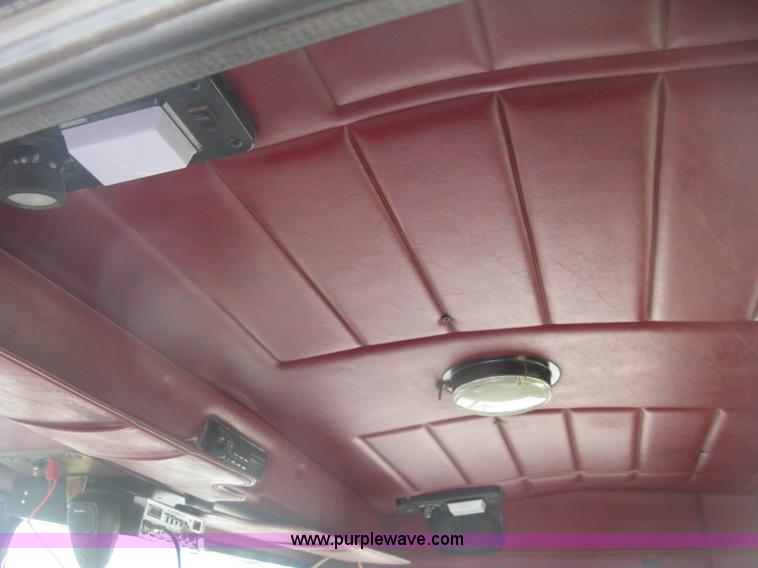 image for item J2806 2002 Peterbilt 385 semi truck