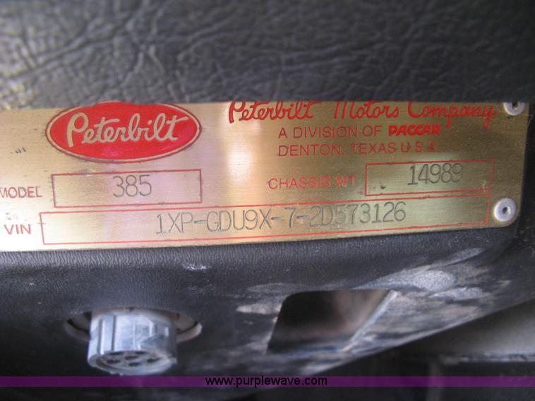 image for item J2806 2002 Peterbilt 385 semi truck