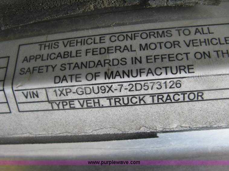 image for item J2806 2002 Peterbilt 385 semi truck