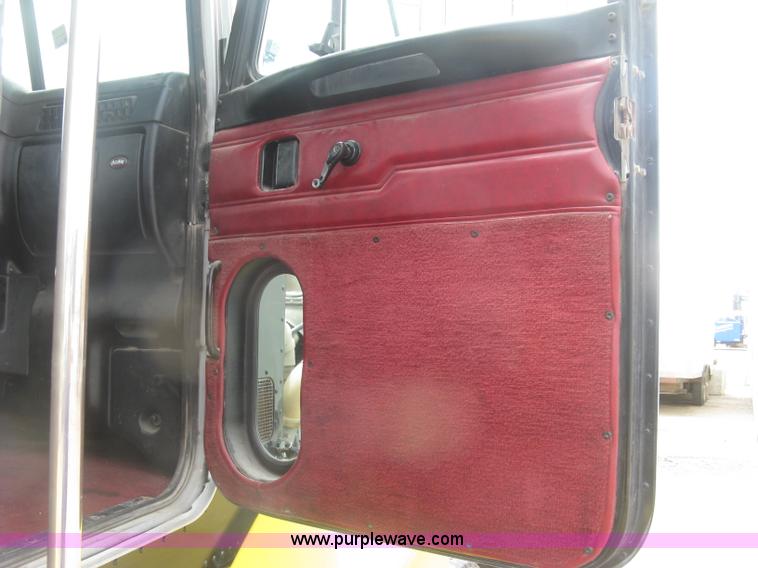 image for item J2806 2002 Peterbilt 385 semi truck