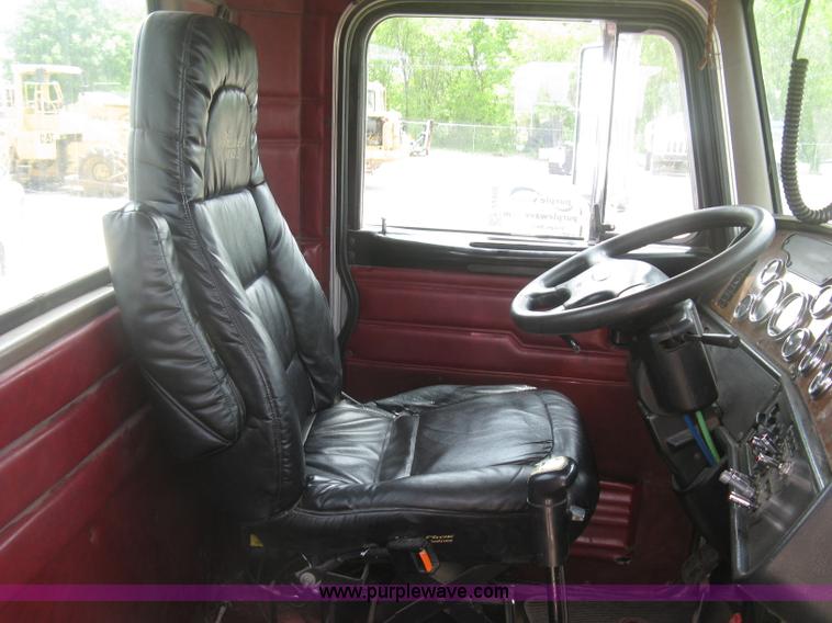 image for item J2806 2002 Peterbilt 385 semi truck