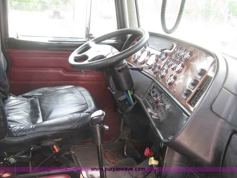 image for item J2806 2002 Peterbilt 385 semi truck