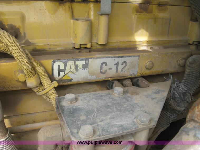 image for item J2806 2002 Peterbilt 385 semi truck